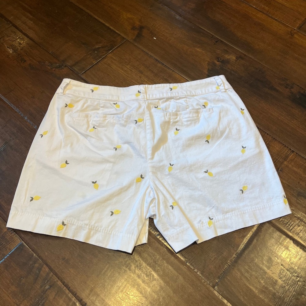 St Johns Bay White Lemon Embroidered Chino Shorts Womens 16 Fruit Print Summer - Picture 3 of 7